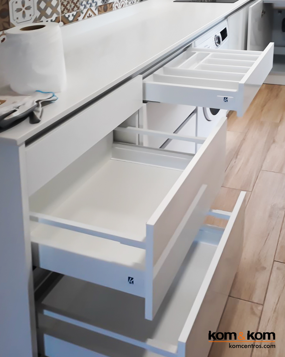 Gavetas caceroleras en cocina totalmente blanca con gran capacidad sin tiradores estilo moderno